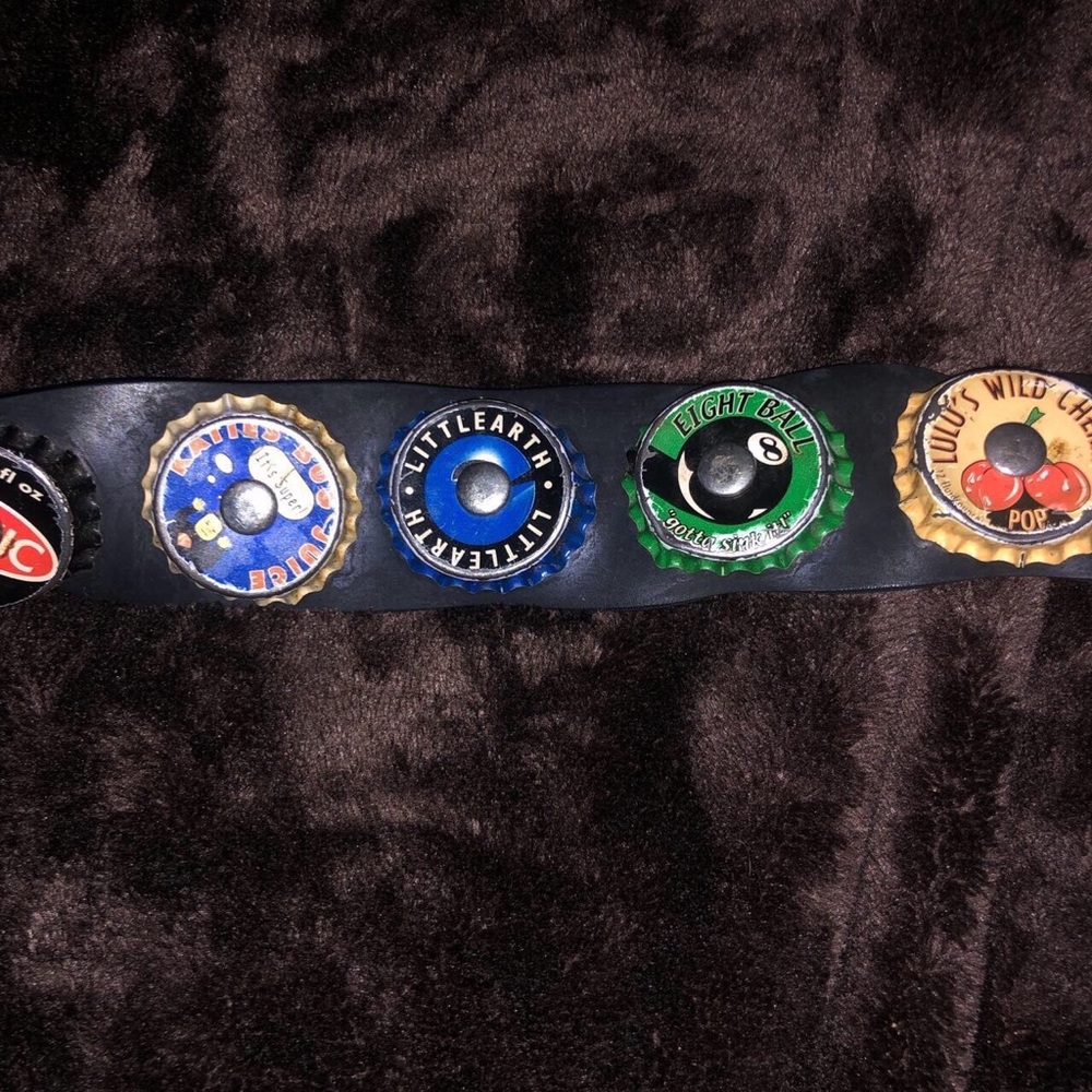 Vintage ✨ Little earth seatbelt buckle style soda cap belt